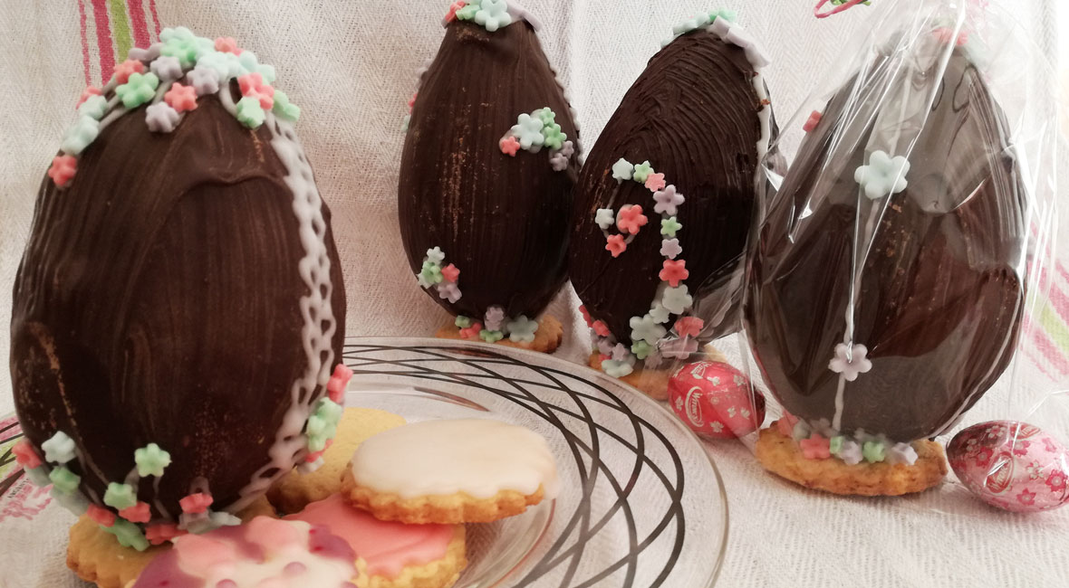 Uova di pasqua senza stampo cioccolato fondente