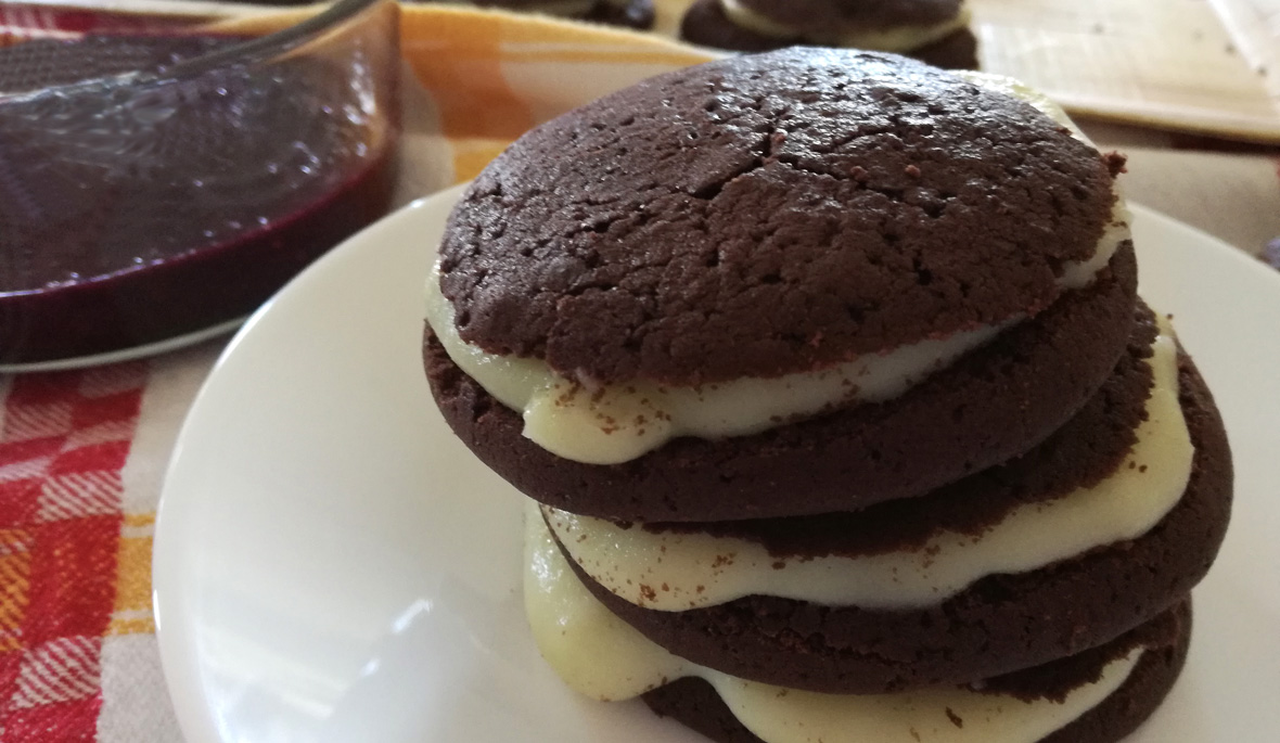 whoopies al cacao con crema al cioccolato bianco