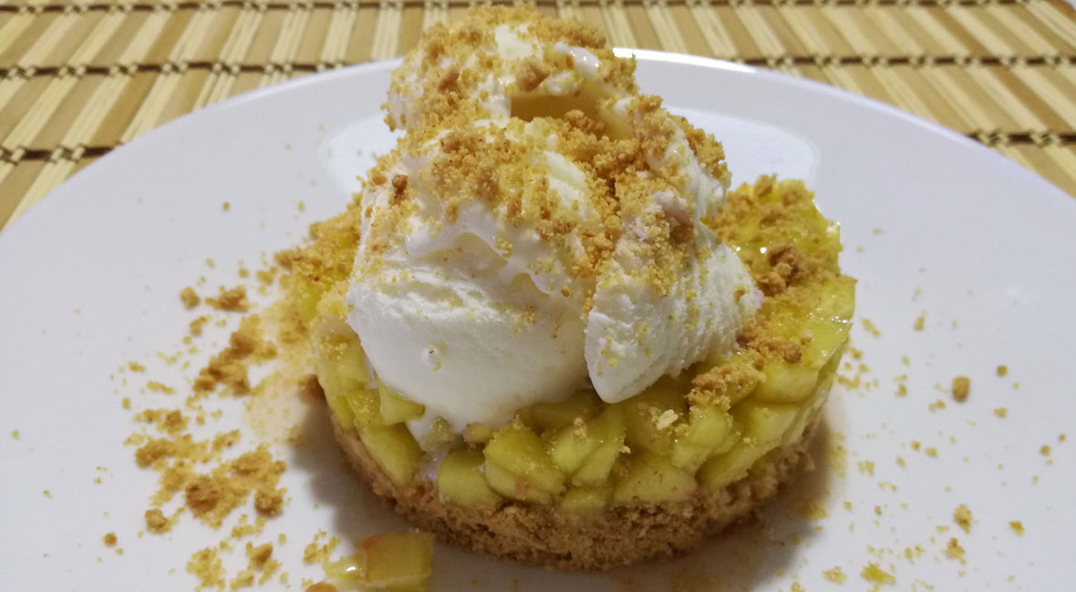 dolci con frutta: tartare di pesca con crumble di biscotti e gelato