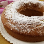 Bicchieri con cremoso allo yogurt e crumble di biscotti