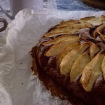 Ciambella con cioccolato e frutta secca, profumata al limone