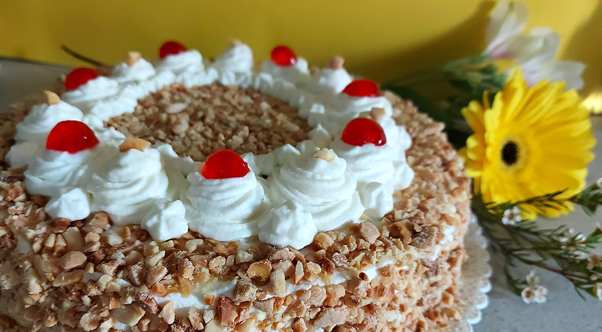 Torta fedora con crema di ricotta e mandorle tostate